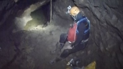 gel Biwak: Miki vor dem Tauchgang am AEdK-Siphon, Foto aus Film von Jiri