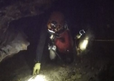 Grünkogel Biwak: Miki im AEdK-Siphon, Foto aus Film von Jiri