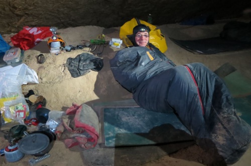 Grünkogel Biwak: Miki im Schlafsack nach seinem Tauchgang im AEdK-Siphon, Foto Georg Bäumle